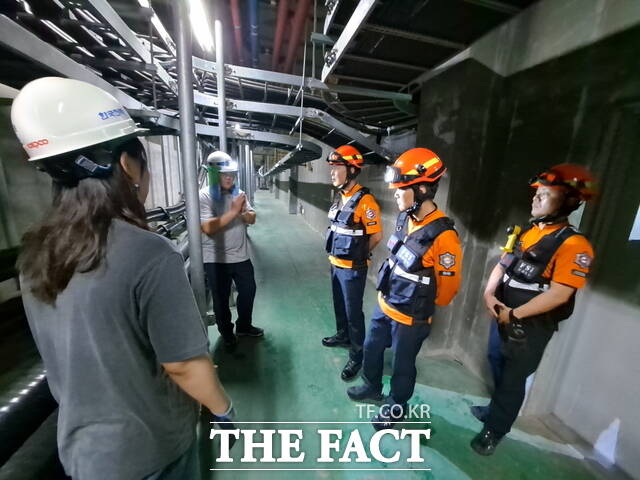 현장대응단장이 지하공동구에 들어가 시설 관계자들과 함께 안전 점검을 진행하고 있다./천안동남소방서