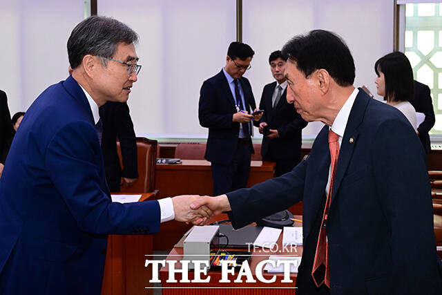 김석기 위원장(오른쪽) 찾아 악수하는 조현 장관.