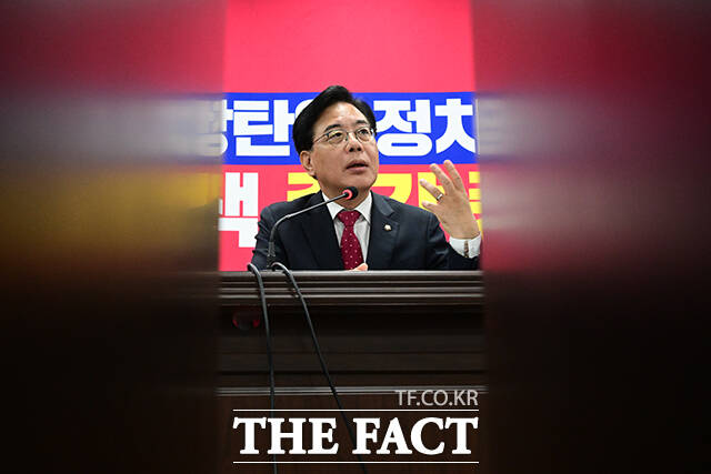 송언석 국민의힘 비상대책위원장 겸 원내대표가 20일 오전 서울 여의도 국민의힘 중앙당사에서 긴급 기자간담회를 열고 취재진 질문에 답변하고 있다. /남윤호 기자