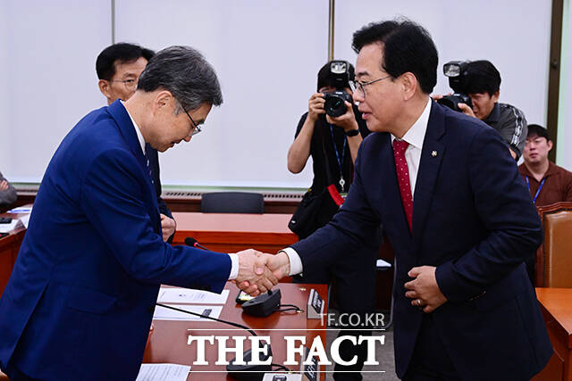 이날 외통위에 보임한 송언석 국민의힘 비상대책위원장 겸 원내대표가 조현 장관과 인사하고 있다.