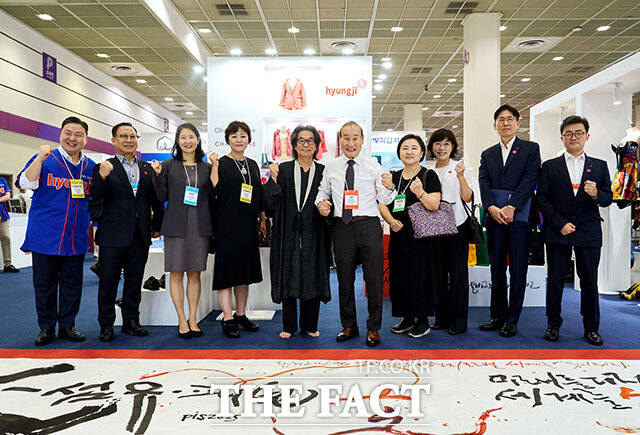 패션그룹형지가 20일 서울 코엑스에서 열리는 국내 최대 섬유패션 전시회 ‘프리뷰 인 서울(PIS: Preview in Seoul) 2025’에 참여해 개막 행사를 열고 전시 부스 운영을 시작했다.