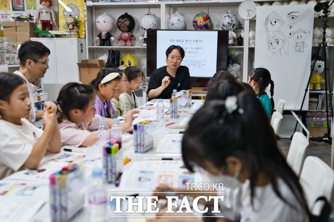 임덕영 웹툰작가 작업실 툰토이 스튜디오에서 꿈의 스튜디오 부천 2차 오픈워크숍이 진행되고 있다./부천시