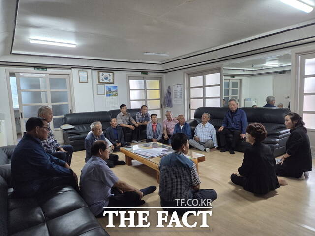 고흥군이 폭염에 대응해 읍·면 경로당을 순회 점검하고 있다. /고훙군