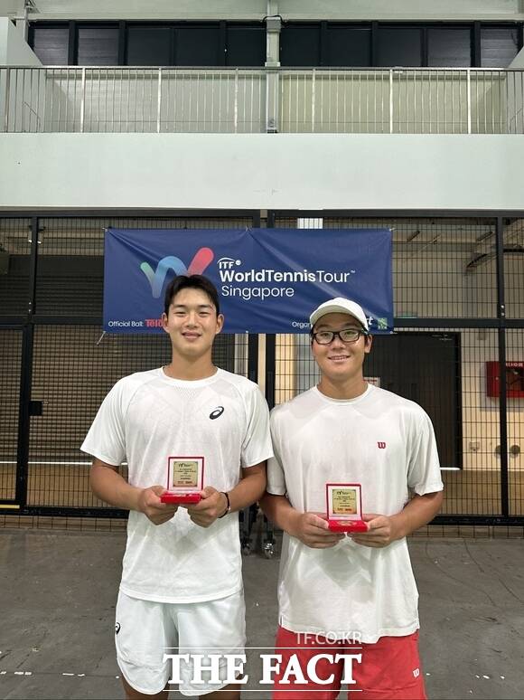 오찬영 당진시청 테니스단 선수가 ‘M15 SINGAPORE ITF WORLD TENNIS TOUR(2)’ 대회 복식 경기에서 우승을 차지했다(사진 왼쪽부터 김동주 김포시청 선수, 오찬영 당진시청 선수). /당진시