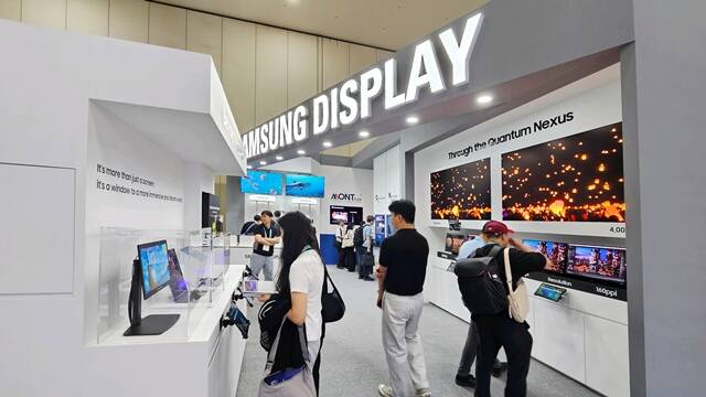 20일 부산 벡스코에서 열린 IMID 2025 삼성디스플레이 부스를 찾은 관람객들이 전시 제품을 살펴보고 있다. /삼성디스플레이