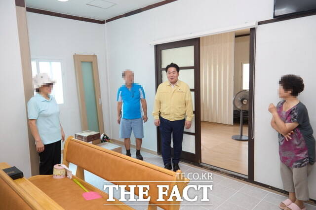 오세현 아산시장이 집중호우 피해를 입은 곡교1리 이재민 가구를 직접 찾아가 주민과 대화를 나누고 있다. /아산시