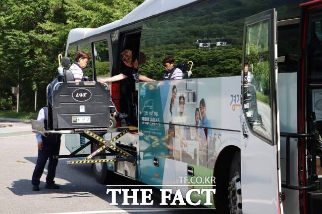 경기관광공사가 관광약자 무장애관광 코스 개발을 위해 시범투어를 진행하는 모습 /경기관광공사