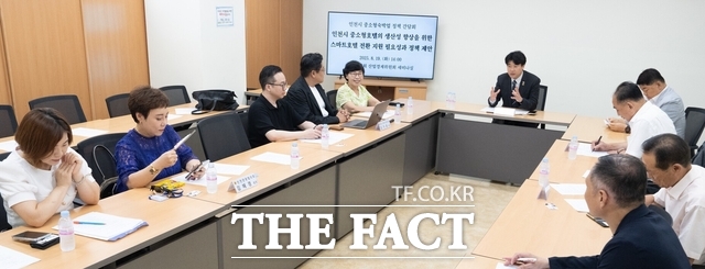 인천시의회 문세종 의원(가운데)이 19일 시의회 산업경제위원회 세미나실에서 지역 내 중소형숙박업 관련 단체 대표자 등이 참석한 가운데 ‘인천시 중소형숙박업 정책간단회’를 개최했다./인천시의회