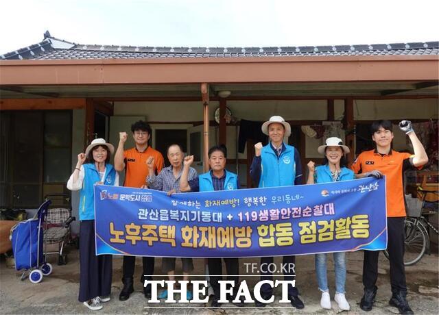 장흥군이 노후주택 화재예방 합동 점검을 실시하고 기념사진을 찍고 있다. /장흥군