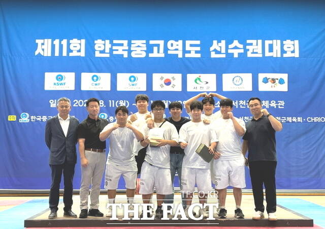 온양고등학교 역도부 선수들이 제11회 한국중고역도선수권대회에서 경기를 마친 뒤 기념촬영을 하고 있다. /아산교육지원청