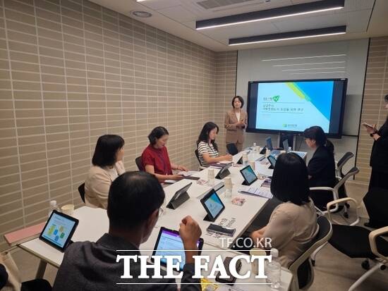지난 19일 남양주시청에서 진행된 아동친화도시 조성 전략수립 연구용역 중간보고회에 참석한 경기 남양주시 관계자와 남양주시 아동친화도시 추진위원, 연구용역 관계자 등이 의견을 공유하고 있다. /남양주시