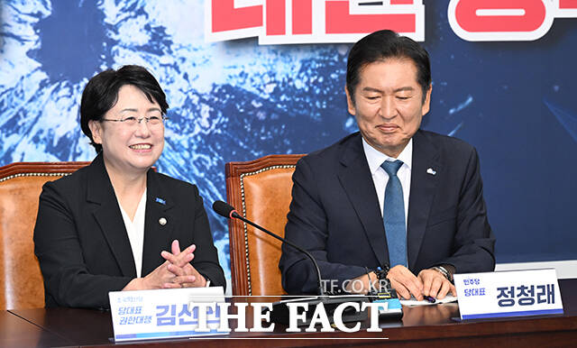 민주당 지도부는 합당 논의가 확산되는 것을 경계하며 거리를 두는 모습이다. 사면 이후 조 전 대표의 정치적 체급이 커지는 것을 우려하는 시각도 존재한다. 사진은 김 권한대행(왼쪽)과 정청래 민주당 대표/박헌우 기자