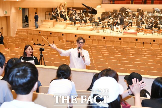 아드리앙 페뤼숑 부천필 상임지휘자가 오픈리허설 참관 학생들에게 공연장과 연주곡에 대해 설명하고 있다./부천시