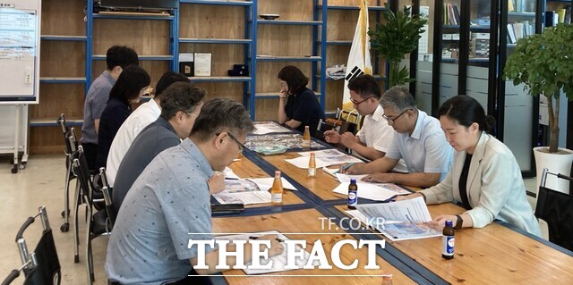 19일 아산 배방읍 합동사무실에서 조철기·안장헌·이지윤 의원이 충남교육청과 아산교육지원청 관계자를 만나 탕정7초 추진 현황을 점검하고 있다. /이지윤 의원실