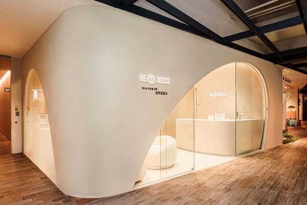 롯데백화점이 2025년 인권경영시스템 인증을 획득했다. /롯데백화점