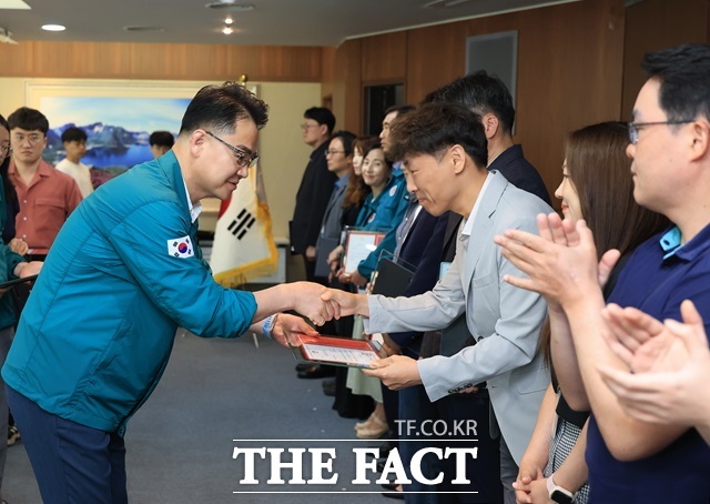 서울 도봉구(구청장 오언석)는 지난 19일 적극성과 전문성을 발휘해 업무를 추진한 공무원 6명을 올해 상반기 적극행정 우수공무원으로 선정했다고 20일 밝혔다./도봉구