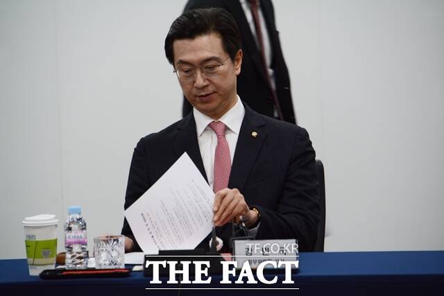 강민국 국회 정무위원회 간사가 2일 서울 중구 여신금융협회에서 열린 국민의힘-여신금융업계 현장 간담회에 참석해 자료를 확인하고 있다. /김태환 기자