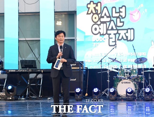 조용익 부천시장이 청소년예술제에서 인사말하고 있다. /부천시