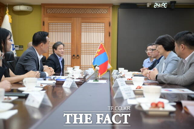 백성현 논산시장(왼쪽)이 지난 18일 시청에서 바트센겔 바타르 GMIT총장(오른쪽)을 비롯한 몽골-독일자원기술대(GMIT)대표단을 맞아 교류 협력방안을 논의하고 있다. /논산시