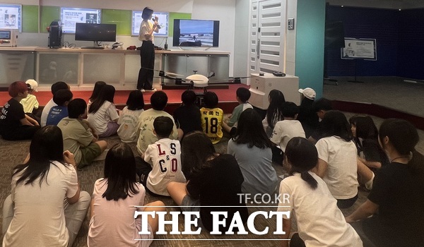 대전 서구 청소년들이 대덕특구 탐방을 진행하고 있는 모습./대전 서구