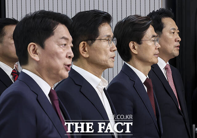 국민의힘의 새로운 대표를 뽑는 전당대회(전대)가 하루 앞으로 다가오면서 보수 진영의 권력 구도가 분수령을 맞이할 전망이다. 사진은 왼쪽부터 국민의힘 안철수, 김문수, 조경태, 장동혁 당대표 후보들이 지난 14일 오후 서울 여의도 국민의힘 중앙당사에서 열린 제6차 전당대회 수도권·강원·제주 합동연설회에 참석한 모습. /남윤호 기자