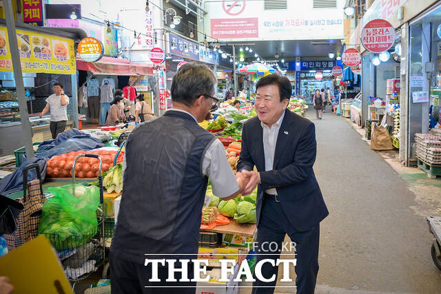 정기명 여수시장이 전통시장을 방문해 시민들과 인사하고 있다. /여수시
