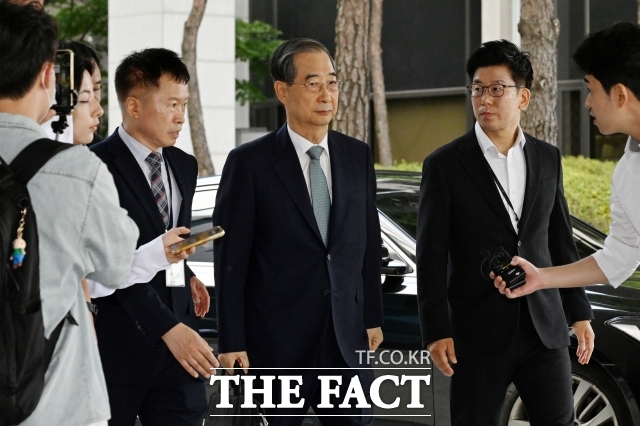 내란 사건을 수사하는 조은석 특별검사팀이 한덕수 전 국무총리를 오는 22일 세 번째로 불러 조사한다. 한전 총리가 지난 19일 오전 서울 서초구 서울고등검찰청 청사에 마련된 내란 특검 사무실에 피의자 신분으로 출석하고 있다. /서예원 기자