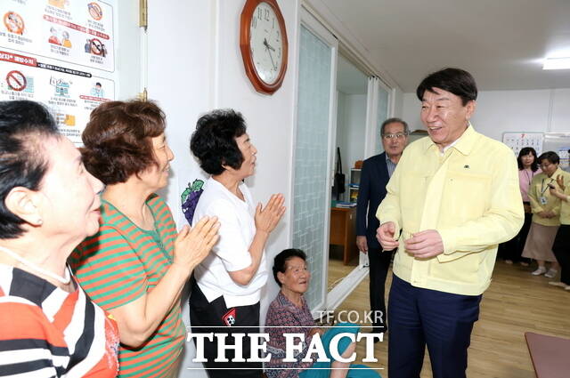 지난달 14일 우범기 전북 전주시장이 관내 폭염 취약계층을 대상으로 현장 행정을 펼치고 있다. /전주시