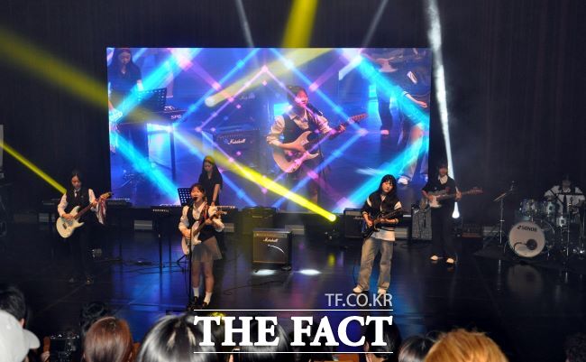 제24회 복사골청소년예술제에서 대상을 받은 소명여중 밴드 데빌시크가 공연하고 있다. /부천시