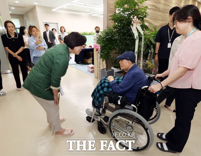 신계용 과천시장이 과천시립요양원 입소자와 대화하고 있다./과천시