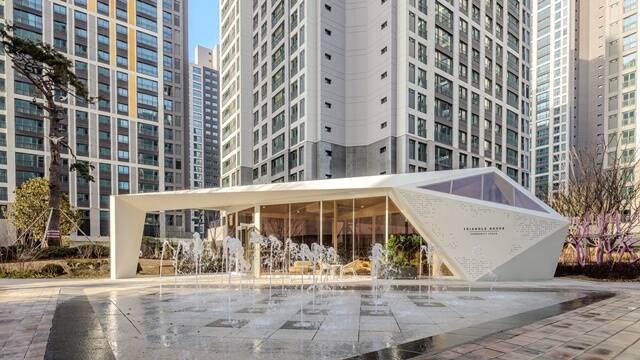 또 다른 골드 위너 수상작인 트라이앵글 하우스는 힐스테이트 신용 더리버 단지 내 센트럴파크에 위치한 입체형 휴게공간이다. /현대건설