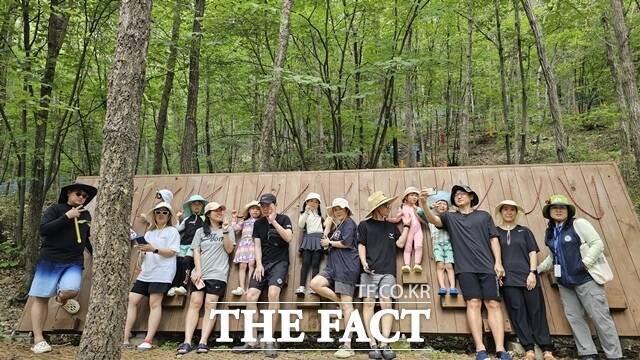금산산림문화타운 여름철 특별프로그램에 참여한 가족 휴양객들이 즐거운 시간을 보내고 있다. /금산군