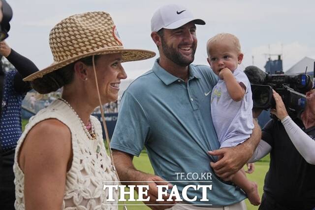셰플러(가운데)가 BMW챔피언십 우승 직후 가족들과 함께 인터뷰하며 환하게 웃고 있다. AP/뉴시스