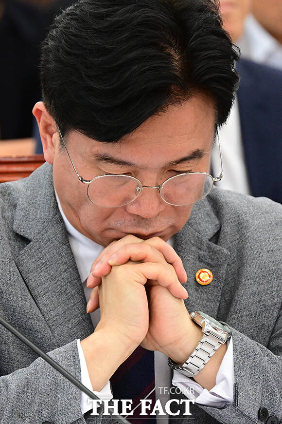 김영훈 고용노동부 장관이 20일 오전 서울 여의도 국회에서 열린 환경노동위원회 전체회의에 참석해 생각에 잠겨있다. /국회=남윤호 기자