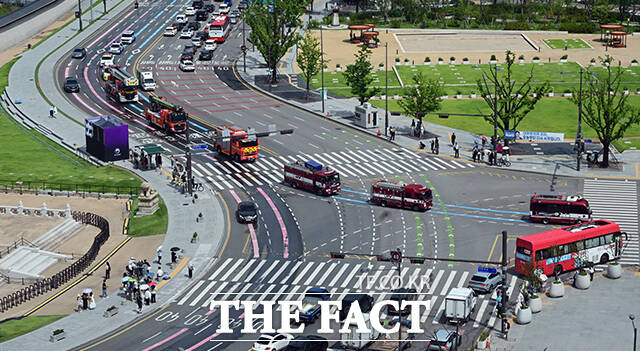 을지연습과 연계한 전국 동시 민방위 훈련이 실시된 20일 오후 서울 종로구 광화문 앞에서 소방차 길터주기 훈련이 진행되고 있다. /임영무 기자