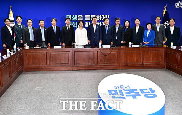 기념사진 촬영하는 참석자들. 왼쪽 여섯번째부터 배경훈 과학기술정보통신부 장관과 한정애 더불어민주당 정책위의장, 김병기 더불어민주당 원내대표, 구윤철 부총리 겸 기획재정부 장관.