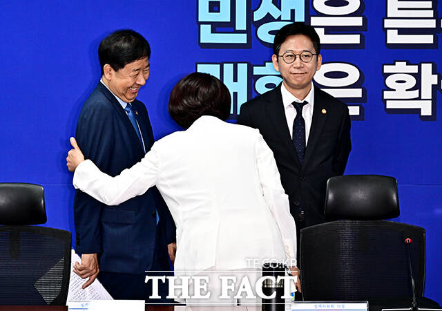 밝은 표정으로 대화하는 구윤철 경제부총리 겸 기획재정부 장관과 한정애 더불어민주당 정책위의장, 배경훈 과학기술정보통신부 장관(왼쪽부터).