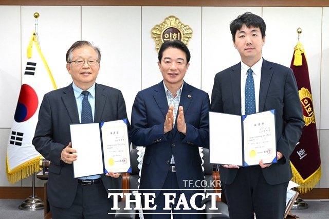 최학범(가운데)경남도의회 의장이 윤창민 변호사와 조정찬 한국입법연구원 상임고문에게 입법고문 위촉장을 수여한 후 기념 촬영을 하고 있다. /경남도의회