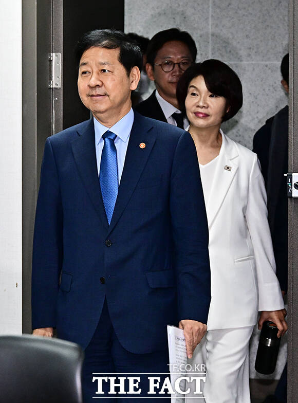 당정협의 참석하는 구윤철 경제부총리 겸 기획재정부 장관과 한정애 더불어민주당 정책위의장, 배경훈 과학기술정보통신부 장관(왼쪽부터).