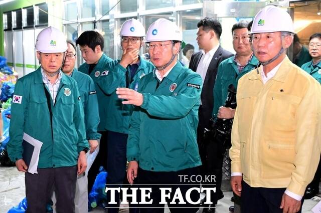 유정복 인천시장(가운데)이 20일 계양구 집중호우 피해 현장을 찾아 복구상황을 점검하고 있다./인천시