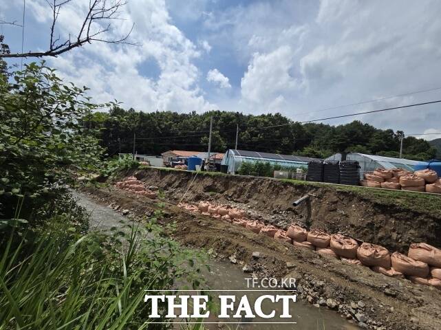 청양군이 지난7월 집중호우 피해를 입은 운곡면 추광리의 양지소하천을 복구하고 있다. /청양군