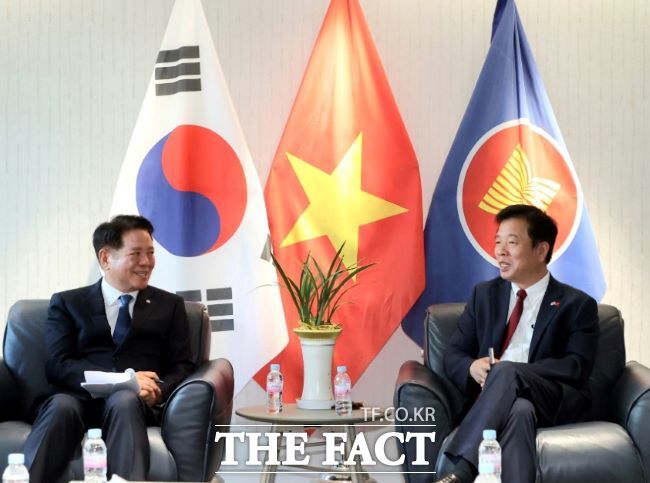 최대호 안양시장(왼쪽)과 부호 베트남대사가 주한베트남대사관에서 이야기를 나누고 있다./안양시