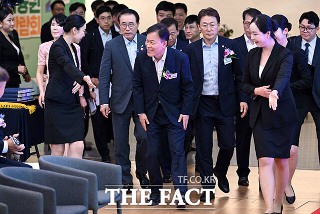 2025 금융권 공동채용 박람회 참석하는 윤한홍 국회 정무위원회 위원장(가운데) 및 참석자들.