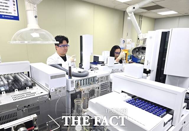 애경케미칼이 ESG 경영을 결합한 고부가 제품 개발에 힘쓰고 있다. 애경케미칼 연구원이 실험하고 있는 모습. /애경케미칼