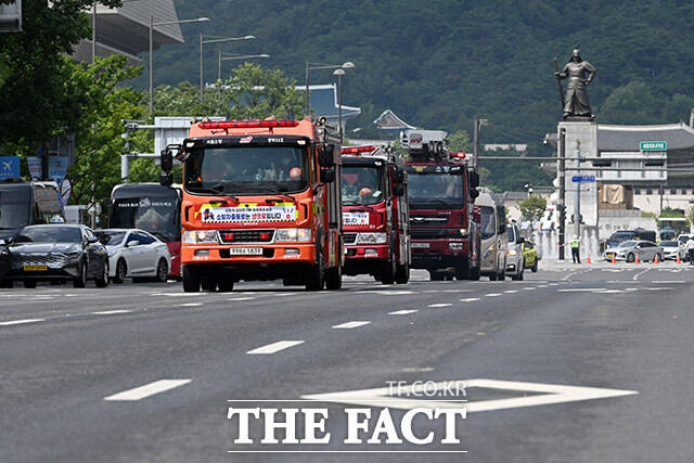 을지연습과 연계한 전국 민방위 훈련이 실시된 20일 오후 서울 종로구 세종대로 일대에서 소방차 길터주기 훈련이 진행되고 있다. /남용희 기자
