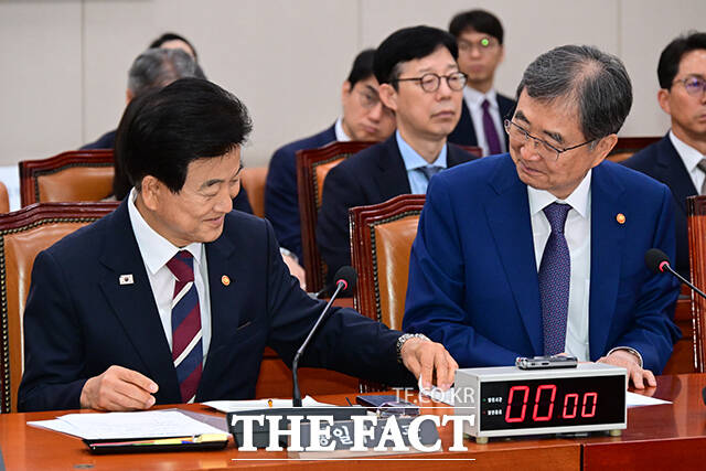 정동영 통일부 장관(왼쪽)과 조현 외교부 장관이 20일 오전 서울 여의도 국회에서 열린 외교통일위원회 전체회의에서 대화하고 있다. /국회=남윤호 기자