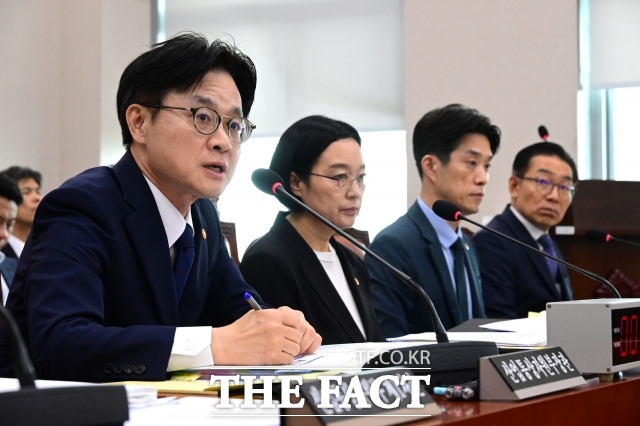 [더팩트ㅣ국회=남윤호 기자] 김정관 산업통상자원부 장관과 한성숙 중소벤처기업부 장관이 19일 서울 여의도 국회에서 열린 산업통상자원중소벤처기업위원회 전체회의에 참석해 질의 답변하고 있다.