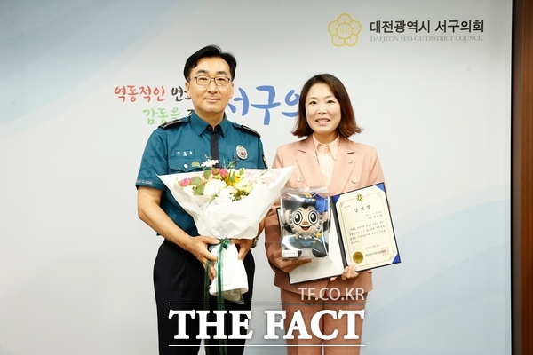 최지연 대전 서구의회 운영위원장(오른쪽)이 대전자치경찰위원회로부터 감사장을 수여받았다. /최지연 서구의원 제공