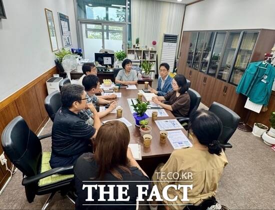 18일 경기 의정부시 및 의정부 재가장기요양기관협회 관계자들이 의료·돌봄 통합지원 시범사업의 원활한 추진을 위한 의견을 공유하고 있다. /의정부시