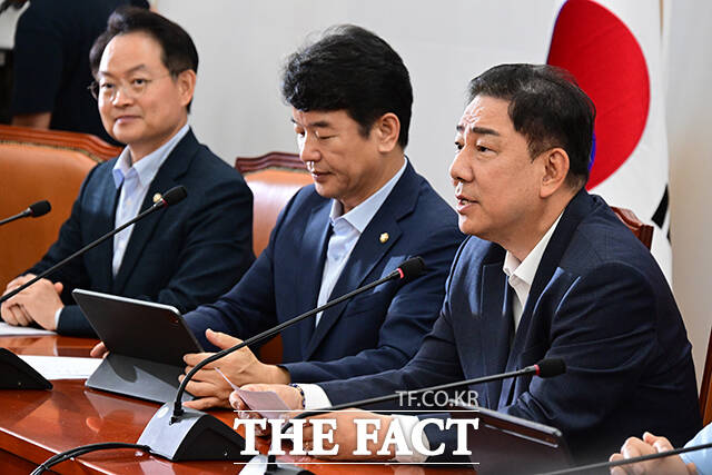 당정이 20일 새 정부 경제성장 전략 협의회를 열고 국가적 위기 속 과학기술이 유일한 돌파구라며 인공지능(AI) 3대 강국으로 도약해야 한다고 한목소리를 냈다. 사진은 김병기 더불어민주당 원내대표(오른쪽)./남윤호 기자